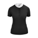Schwarzes Poloshirt mit kurzen Ärmeln, mit einem weißen perforierten Kragen und einer geknöpften Leiste.