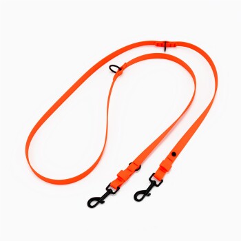 Wasserabweisender Biothane-Hundehalsband mit Tropfen, das Vorteile zeigt: "100% vegan," "einfach zu reinigen," "kein Scheuern," "haltbar."