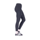 Seitenansicht einer Frau in schwarzen Leggings mit einem strukturierten Einsatz und hohem Bund, kombiniert mit schwarzen Sneakers.