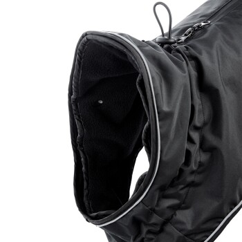 Schwarze Hundejacke mit einem weichen Fleece-Futter und verstellbarem Kragen, mit einem Reißverschluss und reflektierenden Akzenten.