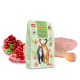 GranataPet DeliCATessen Geflügel-Hundefutterbeutel mit einer schwarzen und einer orangefarbenen Katze, mit Granatapfelkernen und Geflügelstücken im Hintergrund.