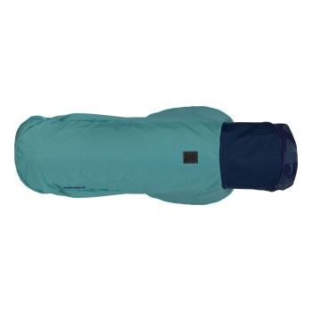 Eine türkisfarbene Hundejacke mit einer marineblauen Kapuze, mit einem kleinen Logo-Patch und einem eleganten Design, ideal für den Außenbereich.