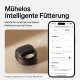 Intelligenter Futterspender mit einer Schüssel mit Nassfutter, die eine mobile App-Oberfläche für die Mahlzeitenplanung und Fütterungsprotokolle anzeigt. Text auf Deutsch.