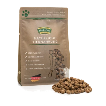 Eine Tüte Masterfeed Natur-Hundefutter, beschriftet mit "NATÜRLICHE TIERNAHRUNG," die 100% natürliches, frisches Fleisch, keine Körner oder Zusatzstoffe hervorhebt.