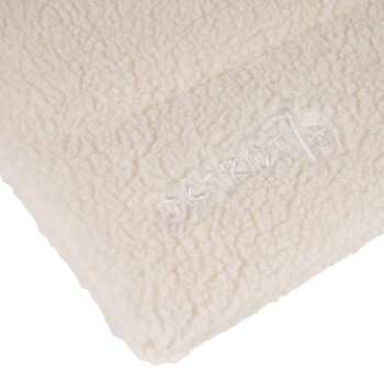 Cremefarbenes Haustierbett mit einer weichen, flauschigen Textur, mit dem gestickten Text "DISTRICT" und einem Pfotenabdruck-Logo.