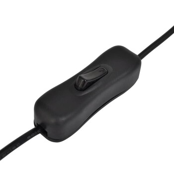 Schwarzer Inline-Schalter mit einem Kippschalter an einem Stromkabel, entworfen für eine einfache Ein/Aus-Steuerung.