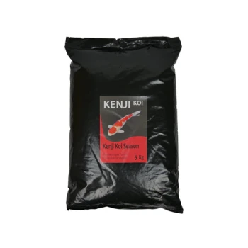 Schwarze Tüte mit Kenji Koi Season Fischfutter, 5 kg, mit einem bunten Koi-Fischgrafik und fettem Text auf der Vorderseite.
