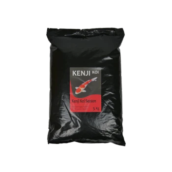 Schwarze Tüte mit Kenji Koi Season Fischfutter, 5 kg, mit einem bunten Koi-Fischgrafik und fettem Text auf der Vorderseite.