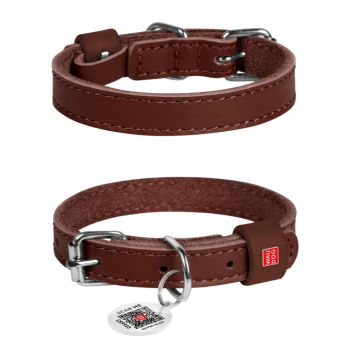 Collier pour chien en cuir marron avec boucle métallique et médaille d'identification avec code QR, petite étiquette rouge indiquant "WAU DOG" et texte sur la médaille "SCAN ME".