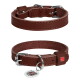 Bruine leren hondenhalsband met metalen gesp en QR-code ID-tag, klein rood label met de tekst 'WAU DOG' en tagtekst 'SCAN ME'.