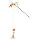 Ein Katzen-Spielzeugstab mit einem plüschigen Löwenkopf, Federn und einer Holzperle, entworfen für interaktives Spielen.