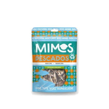 Eine bunte Haustier-Leckerlitasche mit der Aufschrift "MIMOS PESCADOS", die Hering enthält, mit dem Text "hypoallergen" und einem Design von kleinen Fischen.