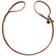 Brauner Lederhundehalsband mit geflochtenem Detail und einer Metallschlaufe zur Leinenbefestigung, mit einem kleinen runden Anhänger.