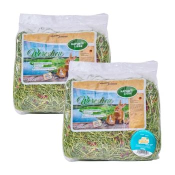 Twee zakken van 500g "Weserheu" huisdiervoer, met een konijn en een cavia, gelabeld als voorzichtig gedroogd en aromatisch.