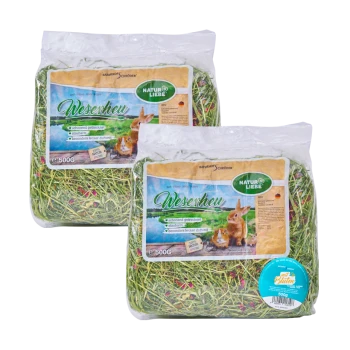 Twee zakken van 500g "Weserheu" huisdiervoer, met een konijn en een cavia, gelabeld als voorzichtig gedroogd en aromatisch.