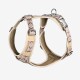 Beige Hundegeschirr mit einem gemusterten Riemen, mit verstellbaren Clips und einem metallenen D-Ring zur Leinenbefestigung.