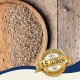 Holzschüssel gefüllt mit kleinen, hellbraunen Haustierfutterpellets, mit einem goldenen Abzeichen, das "10 Jahre" und "Beste Qualität" auf einer Holzoberfläche angibt.