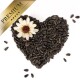 Herzförmige Anordnung von schwarzen Sonnenblumenkernen mit einer weißen Blume oben, mit einem goldenen Banner "PREMIUM".