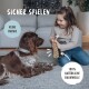 Ein Kind auf einem Teppich mit einem braunen Hund und einem Seilspielzeug. Text: "SICHER SPIELEN," "KEINE CHEMIE," "100% NATÜRLICHE BAUMWOLLE."
