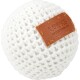 Weißer gestrickter Haustierball mit einem braunen Lederetikett, das mit "LOOKS BY WOLFGANG 100%" geprägt ist.