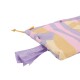Pastellfarbene, geometrische Stofftasche für Hundekotbeutel mit gelbem Kordelzug, aus der violette Plastikbeutel ausgegeben werden.