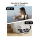 Eine Frau mit Ohrhörern überprüft ihre Smartwatch um 8:00 Uhr, während eine Katze von einem automatischen Futterspender darunter frisst, der ebenfalls 8:00 Uhr anzeigt.