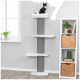 Eine schwarz-weiße Katze sitzt auf einem hohen, grauen Katzenbaum mit weichen weißen Plattformen, in der Nähe eines Fensters und eines Bücherregals.