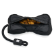 Schwarze, knochenförmige Hundeleckerli-Tasche mit offenem Reißverschluss, der runde braune Leckerlis zeigt, und schwarzer Schnur mit Etikett, das ein weißes Logo zeigt.