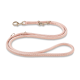 Hellrosa verstellbare Hundeleine mit Metallclips und Ringen auf weißem Hintergrund.