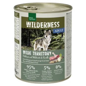 Dosenfutter für Hunde mit der Bezeichnung "Wilderness Wide Territory", das einen Wolf auf der Vorderseite zeigt und 95% Wildkaninchen, Wildente und Forelle enthält.