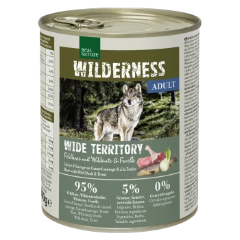 Dosenfutter für Hunde mit der Bezeichnung "Wilderness Wide Territory", das einen Wolf auf der Vorderseite zeigt und 95% Wildkaninchen, Wildente und Forelle enthält.