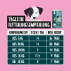Eine Person füttert einen Hund mit einem grünen Zahnstick aus einem zylindrischen Behälter mit der Aufschrift "Zahnsticks" vor einem rosa Hintergrund.