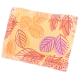 Une couverture pour animaux colorée avec un motif de feuilles dans des teintes d'orange et de rose, avec un bord cousu.