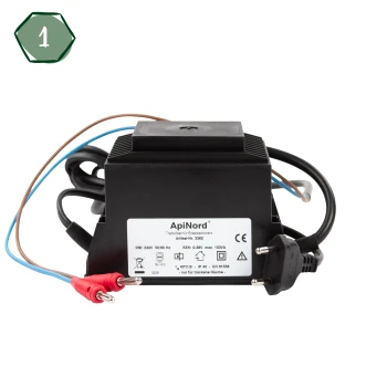 Schwarzer Transformator mit der Bezeichnung 'ApiNord' und Spezifikationen für Eingangs- und Ausgangsspannung, ausgestattet mit mehreren Drähten und einem Stecker.