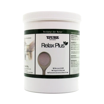 Behälter des TJURE Relax Plus Haustier-Nahrungsergänzungsmittels, 500g, mit einem Messlöffel und Text über die Vorteile für Nervosität und Konzentration.