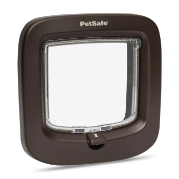 Braune PetSafe Haustür mit einer klaren Klappe, die für einen einfachen Zugang für Haustiere konzipiert ist, mit einem einfachen Schlossmechanismus am Boden.