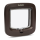Porte pour animaux de compagnie PetSafe marron avec un clapet transparent, conçu pour un accès facile pour les animaux, avec un mécanisme de verrouillage simple en bas.
