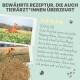 Zwei Hunde spielen auf einem Feld mit einem Testimonial über eine Hundefuttermischung, die Magenprobleme lindert, und betont ihre Wirksamkeit und Zufriedenheit.