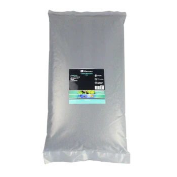 Eine versiegelte Tüte mit schwarzem Aquariumsand, beschriftet mit 'Silbermann Ocean Black Sand', mit Gebrauchsanweisungen und aquatischen Bildern.