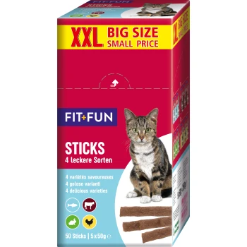 Emballage de bâtonnets de nourriture pour chats mettant en vedette un chat tigré, étiqueté "FIT+FUN STICKS 4 leckere Sorten," avec des icônes pour le poisson, le bœuf, le lapin et le poulet.