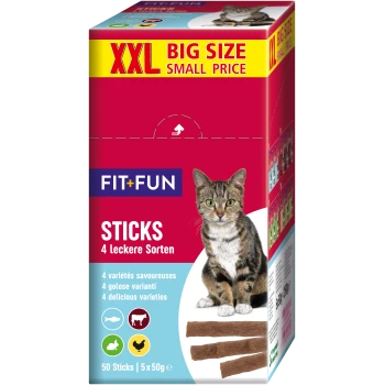 Verpakking van kattenvoedingsstokken met een tabby kat, gelabeld "FIT+FUN STICKS 4 leckere Sorten," met iconen voor vis, rundvlees, konijn en kip.