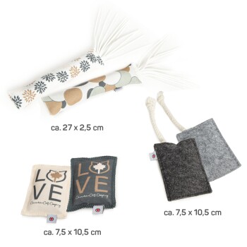 Zwei Katzenspielzeuge: ein langer, gemusterter Stoffstab mit Quasten (27 x 2,5 cm) und zwei kleine Beutel mit "LOVE"-Text (7,5 x 10,5 cm).