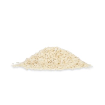 Ein kleiner Haufen hellfarbener, flockiger Haustierfutter- oder Ergänzungspulver auf einem weißen Hintergrund.