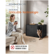 Frau sitzt auf einem Sofa und hält eine Tasse, neben einem schwarzen Haustiermöbel, aus dem eine Katze heraustritt, Text über werkzeuglose Technologie.