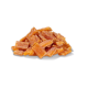 Une pile de friandises pour animaux de compagnie orange-brun, ressemblant à des bâtonnets moelleux, sur un fond blanc.
