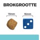 Afbeelding die de grootte van een huisdiervoerbrokje (13mm) vergelijkt met een blauwe dobbelsteen (16mm) met de tekst 'BROKGROOTTE' erboven.