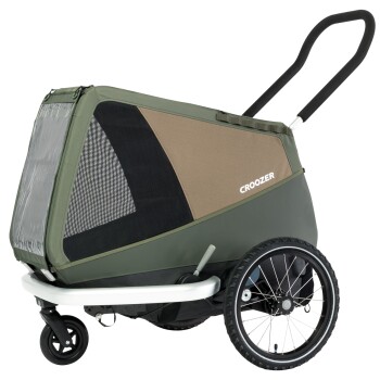 Ein grüner und brauner Haustierwagen mit einem Netz vorne, mit dem Markennamen "CROOZER" an der Seite und großen Rädern für Mobilität.