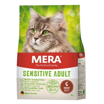 MERA Sensitive Adult Katzenfutterverpackung mit einer Nahaufnahme des Gesichts einer Katze, mit grünen Blättern im Hintergrund.