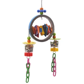 Buntes Vogelspielzeug mit einem runden Holzrahmen, der mit lebhaften geometrischen Formen, zwei transparenten Tassen mit Samen und hängenden Ketten ausgestattet ist.