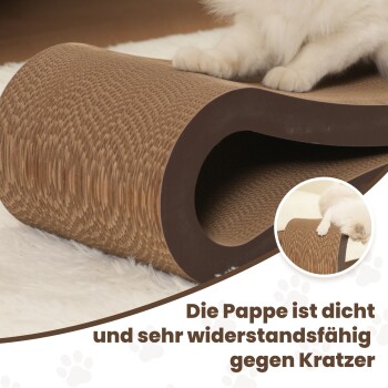 Calico-Katze liegt entspannt auf einer braunen, wellenförmigen Karton-Kratzliege, 'PetRhein'-Logo sichtbar.